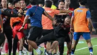 Manajer Timnas Indonesia U-22, Sumardji (tengah kanan) dikeroyok oleh official Timnas Thailand U-22 pada laga final SEA Games 2023 di Olympic Stadium, Phnom Penh, Kamboja, Selasa (16/05/2023). (AFP/Mohd Rasfan)