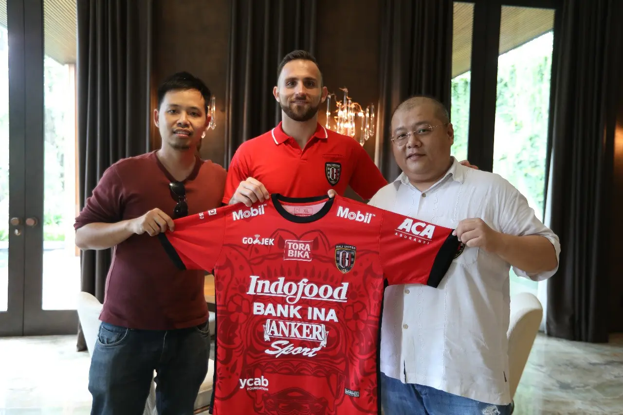 Ilija Spasojevi (tengah), resmi bergabung dengan Bali United.