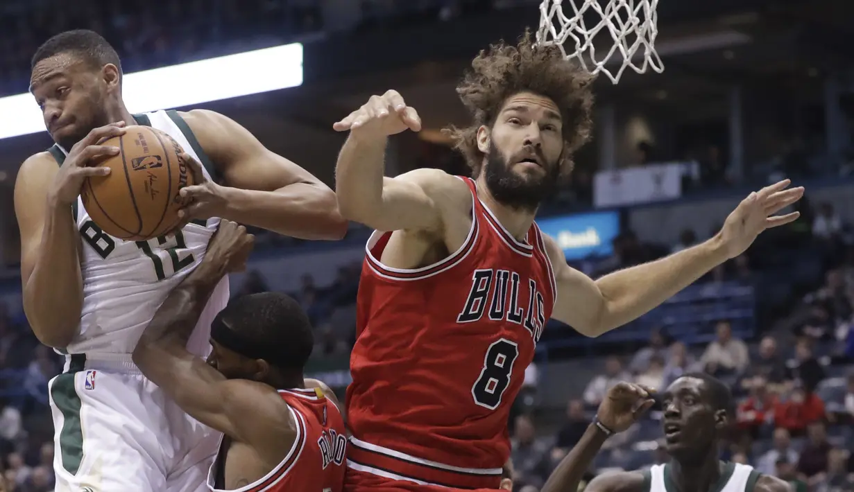 Pemain Milwaukee Bucks, Jabari Parker (kiiri) merebut bola rebounds dari kejaran pemain Chicago Bulls, Robin Lopez #8 dan Rajon Rondo (tengah) pada lanjutan NBA di BMO Harris Bradley Center, (15/12/2016). Bucks menang 108-97.  (AP/Morry Gash)