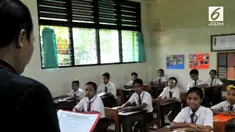 Kementerian Pendidikan dan Kebudayaan (Kemendikbud) mengubah peraturan kewajiban guru untuk mengajar selama 24 jam, sebagai syarat untuk mendapatkan tunjangan profesi, menjadi 40 jam kerja dalam seminggu