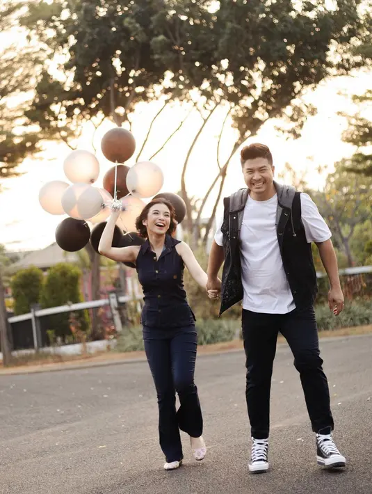 Sembari memegangi beberapa balon, Chelsea Olivia tampil dengan gaya feminin [@chelseaoliviaa]