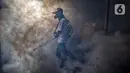 Petugas melakukan pengasapan atau fogging untuk membasmi nyamuk demam berdarah dengue (DBD) di kawasan Kebayoran Lama, Jakarta Selatan, Kamis (14/11/2019). Fogging dilakukan untuk mengantisipasi perkembangbiakan nyamuk DBD. (Liputan6.com/JohanTallo)