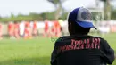 Suporter The Jack hadir memberi dukungan saat Tim Persija Jakarta berlatih di Lapangan Youth Training Center, Sawanngan, Depok, Rabu (17/2/2016). (Bola.com/Nicklas Hanoatubun)
