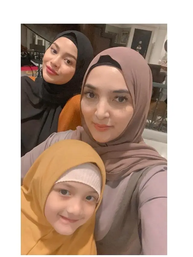 6 Potret Kompak Ashanty dan Arsy Saat Kenakan Hijab, Cantik dan Menawan