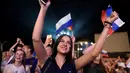 Ekspresi fans cantik Rusia merayakan kemenangan timnya atas Mesir pada Piala Dunia 2018 di  Fans Zone, Rostov-on-Don, Rusia (19/6/2018). Rusia menang 3-1. (AFP/Khaled Desouki)