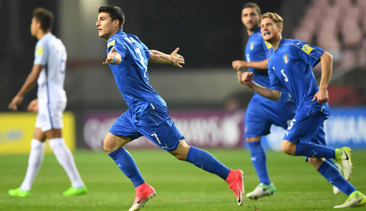 Selebrasi pemain Italia, Riccardo Orsolini setelah mencetak gol ke gawang Inggris pada laga semifinal Piala Dunia U-20 2017 di Jeonju World Cup Stadium, Korea Selatan (8/6/2017). Riccardo Orsolini berhasil meraih gelar top skor pada Piala Dunia U-20 2017 di Korea Selatan dengan raihan 5 gol. Italia sendiri sukses menempati peringkat ketiga setelah menang adu penalti atas Uruguay dalam laga perebutan tempat ketiga. (AFP/Jung Yeon-je)