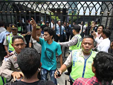 Massa dari Solidaritas Pergerakan Mahasiswa Indonesia terlibat kericuhan dengan polisi dan petugas keamanan di depan Kantor DPP Partai NasDem, Jakarta, Senin (18/1). Kericuhan terjadi akibat massa dilarang berdemo. (Liputan6.com/Immanuel Antonius)