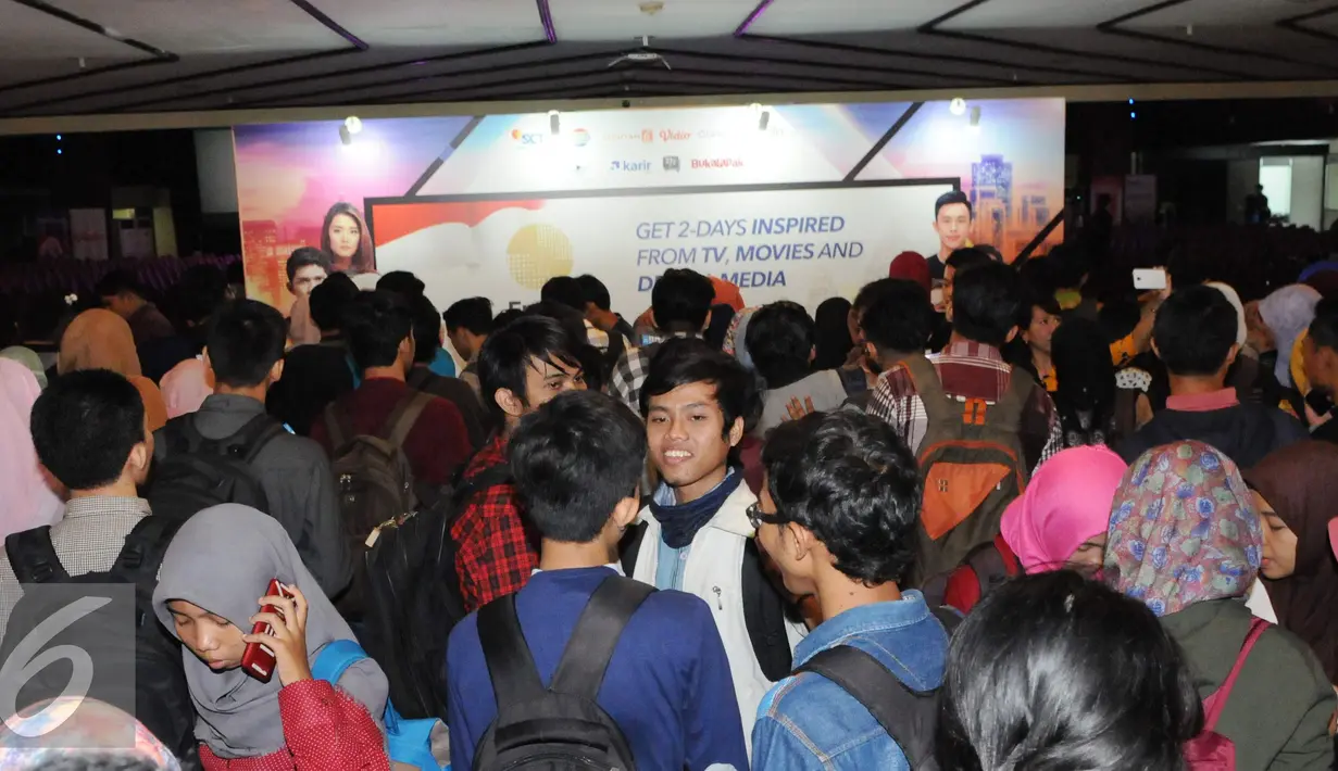 Sejumlah mahasiswa memadati Graha Shaba untuk mendaftarkan diri menjadi peserta dalam Emtek Goes to Campus (EGTC) 2016 di Universitas Gadja Mada, Yogyakarta, Rabu (2/10). (Liputan6.com/Helmi Affandi)