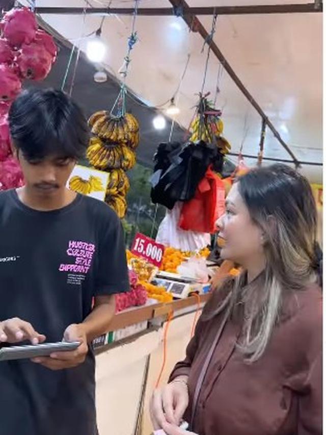 7 Potret Seru Nanda Gita saat Belanja di Pasar hingga Masak, Buka Bisnis Catering