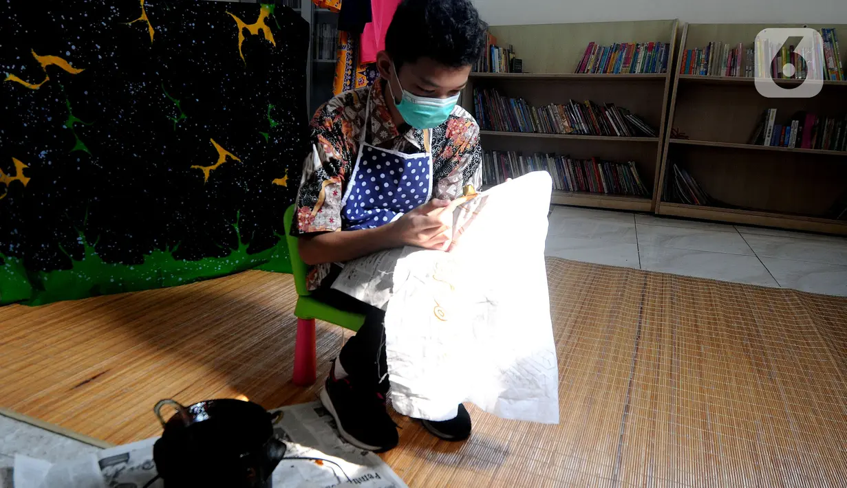 Anak berkebutuhan khusus (ABK) penyandang tunarungu belajar membatik yang diselenggarakan oleh Yayasan Griya Bina Karya di gerai ABK UMKM di Pasar Gintung, Ciputat, Tangsel, Minggu (2/10/2021). Kegiatan ini dalam rangka memperingati Hari batik Nasional 2 Oktober. (merdeka.com/Arie Basuki)
