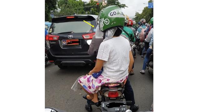 6 Kelakuan Cewek saat Pakai Helm di Jalan Ini Kocak