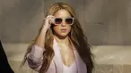 Shakira pun tampak meninggalkan pengadilan pada Senin (20/11) dengan setelan pantsuits dan blazer merah muda. (AP Photo/Joan Mateu Parra)