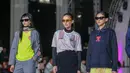 Tiga orang model wanita memperagakan kaos dan jaket santai Timnas Indonesia produksi jenama dalam negeri Erspo dalam acara launching jersey anyar Timnas Indonesia di Bengkel Space, SCBD, Jakarta, Senin (18/3/2024) petang WIB. (Bola.com/Abdul Aziz)