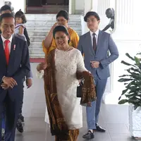 Presiden  Joko Widodo bersama ibu negara Iriana didampingi putra putrinya bersiap meninggalkan Istana Merdeka menuju gedung DPR, Jakarta, Minggu (20/10/2019). Jokowi bersama keluarga menuju DPR untuk dilantik menjadi presiden untuk kedua kalinya. (Liputan6.com/Angga Yuniar)