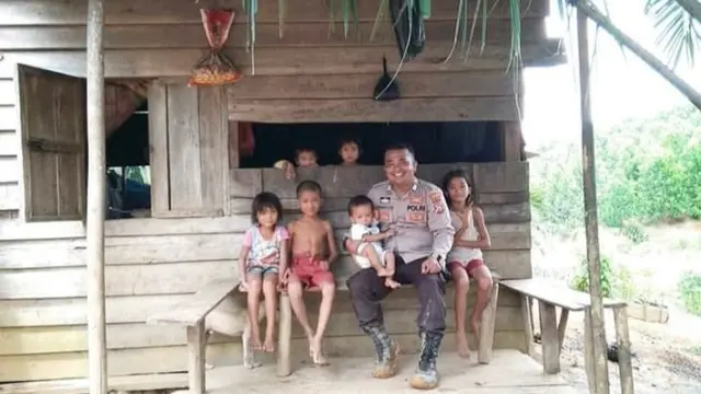Personel Polres Indragiri Hulu bersama anak-anak dari Suku Talang Mamak.