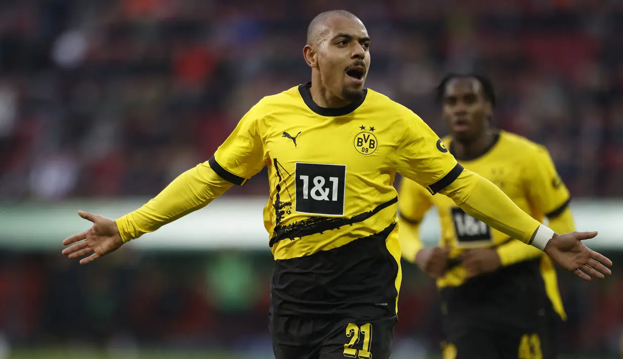 Donyell Malen, sayap kanan Belanda berusia 24 tahun yang kini tengah menjalani musim ketiga bersama Borussia Dortmund di Bundesliga total telah mencetak 6 gol dari 23 laga di semua ajang. Manchester United bisa mendapatkan sang pemain pada bursa transfer Januari 2024 melalui skema tukar tambah dengan Jadon Sancho yang telah terpinggirkan dari skuad Setan Merah sejak Agustus 2023 akibat konflik dengan sang pelatih Erik ten Hag. (AFP/Michaela Rehle)