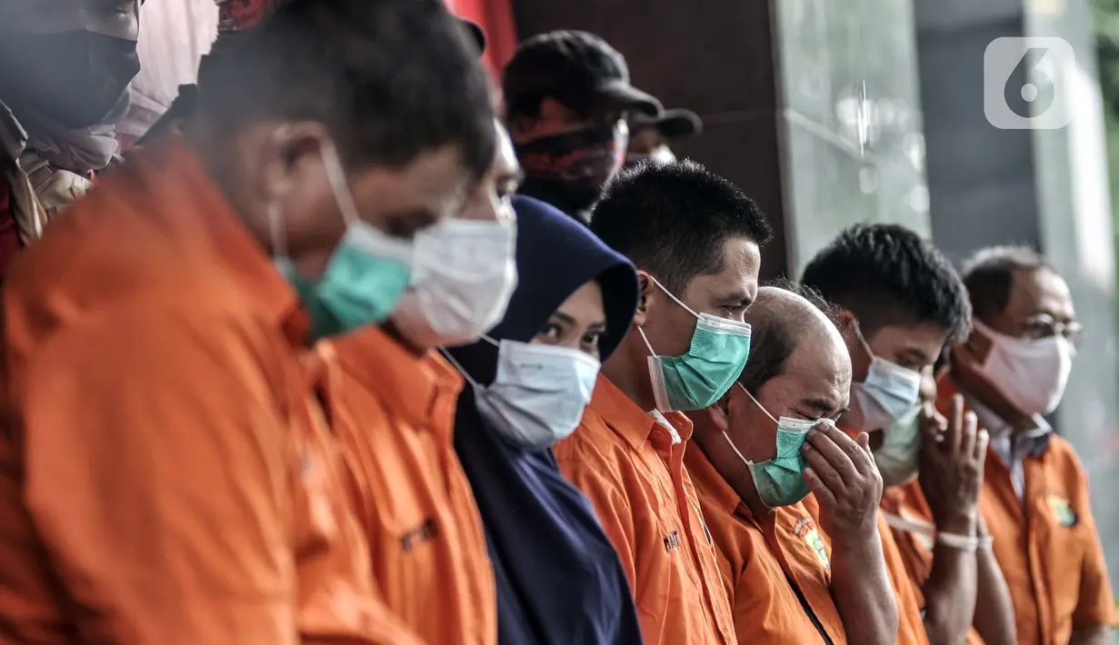Para tersangka kasus pembunuhan pengusaha pelayaran Sugianto (51) dihadirkan dalam konferensi pers di Mapolda Metro Jaya, Jakarta, Senin (24/8/2020). Pembunuhan Sugianto didalangi oleh NL, karyawati di perusahaan korban yang merasa sakit hati dan sering dilecehkan. (merdeka.com/Iqbal S. Nugroho)