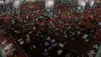 Sejumlah warga beristirahat di Masjid Istiqlal, Jakarta, Jumat (19/6/2015). Waktu luang diisi warga dengan berbaring dan beristirahat di masjid saat menunggu waktu berbuka puasa. (Liputan6.com/Faizal Fanani)