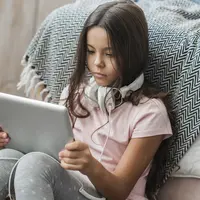 Ilustrasi anak yang terbiasa bermain gadget |copyright freepik