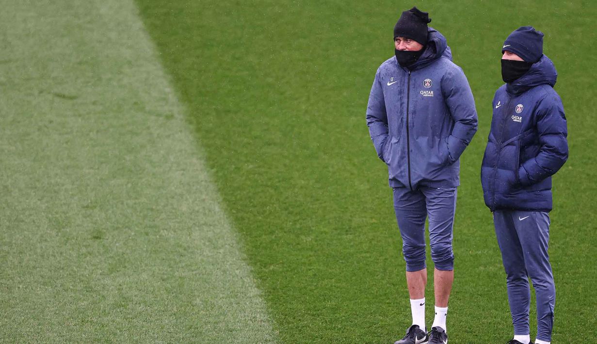 Tuan rumah, Paris Saint-Germain (PSG) akan menjamu Newcastle United dalam laga matchday kedelapan Liga Champions 2025-2026. Tampak dalam foto, pelatih kepala Paris Saint-Germain asal Spanyol, Luis Enrique (kiri) saat menghadiri sesi latihan di Campus Paris Saint-Germain di Poissy, pinggiran barat Paris pada Selasa 27 Januari 2026. (Franck FIFE/AFP)