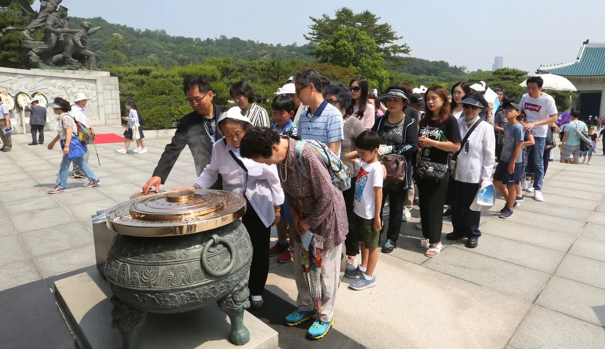 Orang-orang memberi penghormatan selama upacara Memorial Day di pemakaman nasional di Seoul, Korea Selatan, Rabu (6/6). (AP Photo/Ahn Young-joon)