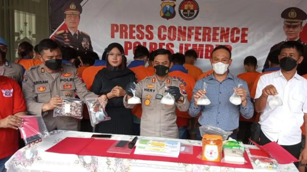 Kapolres Jember AKBP Hery Purnomo (Tengah) tunjukan barangbukti sabu 1,3 Kg. (Istimewa)