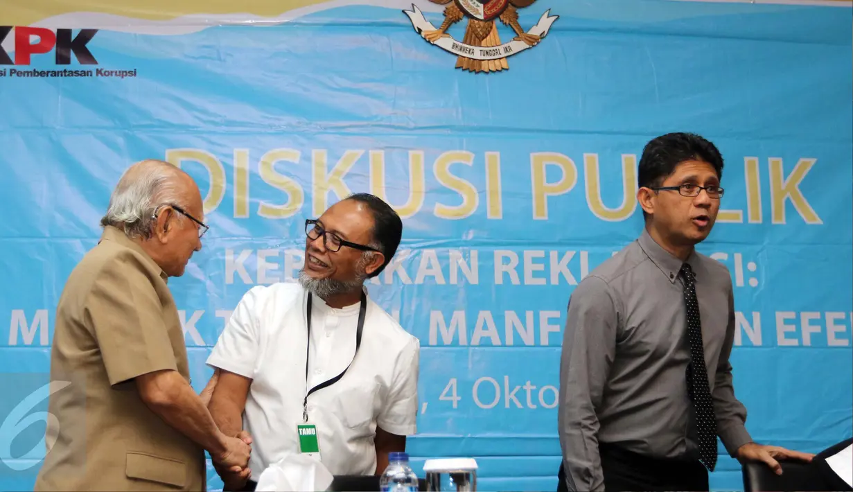 Mantan Ketua Wantimpres Emil Salim berjabat tangan dengan mantan Pimpinan KPK Bambang Widjojanto usai diskusi publik bertajuk 'Kebijakan Reklamasi: Menilik Tujuan, Manfaat dan Efeknya' di auditorium KPK, Jakarta, Selasa (4/10). (Liputan6.com/Helmi Afandi)