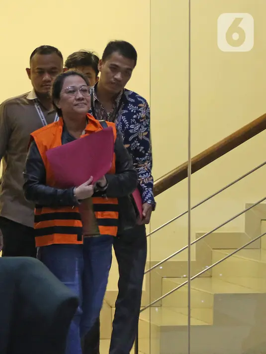 Asisten Komisioner KPU Wahyu Setiawan, Agustiani Tio Fridelia usai menjalani pemeriksaan di Gedung KPK, Jakarta, Jumat (10/1/2020). KPK menahan Agustiani yang sebelumnya ditetapkan sebagai tersangka kasus suap terkait PAW anggota DPR RI periode 2019-2024. (Liputan6.com/Herman Zakharia)