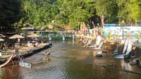 Suasana di pinggir Sungai Kali Senjoyo, JL. Senjoyo IV, Kadipurwo, Semarang, Jawa Tengah.