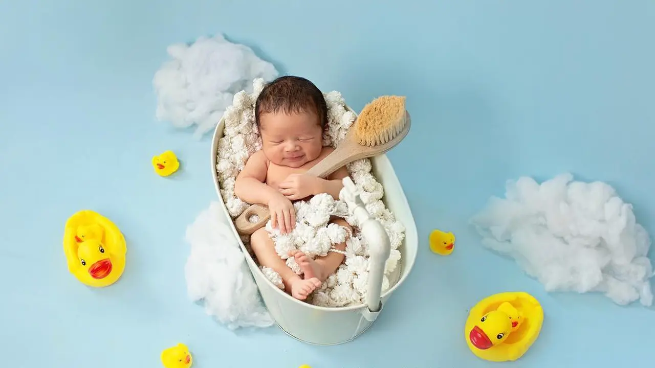 Abizard Kavin Suseno, anak Selvi Kitty menjalani pemotretan di atas Bathup.