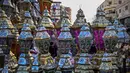 Sejumlah jalan utama dan rumah-rumah dihiasi dengan lentera warna-warni yang menciptakan suasana syahdu pada malam hari. Tampak dalam foto, warga Mesir mencari lampion tradisional, yang dikenal secara lokal sebagai 'Fanous Ramadan', di pusat Kairo pada Kamis 12 Februari 2026. (Khaled DESOUKI/AFP)