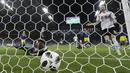 Proses terjadinya gol yang dicetak gelandan Jerman, Marco Reus, ke gawang Jerman pada laga grup F Piala Dunia di Stadion Fisht, Sochi, Sabtu (23/6/2018). Jerman menang 2-1 atas Swedia. (AP/Thanassis Stavrakis)