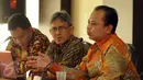 Ketua KPU DKI Jakarta, Sumarno (kanan) memimpin rapat bersama perwakilan parpol peserta Pilgub DKI Jakarta di Jakarta, Rabu (24/8). Rapat membahas tata cara pendaftaran calon Gubernur dan Wakilnya dari partai politik. (Liputan6.com/Helmi Fithriansyah)