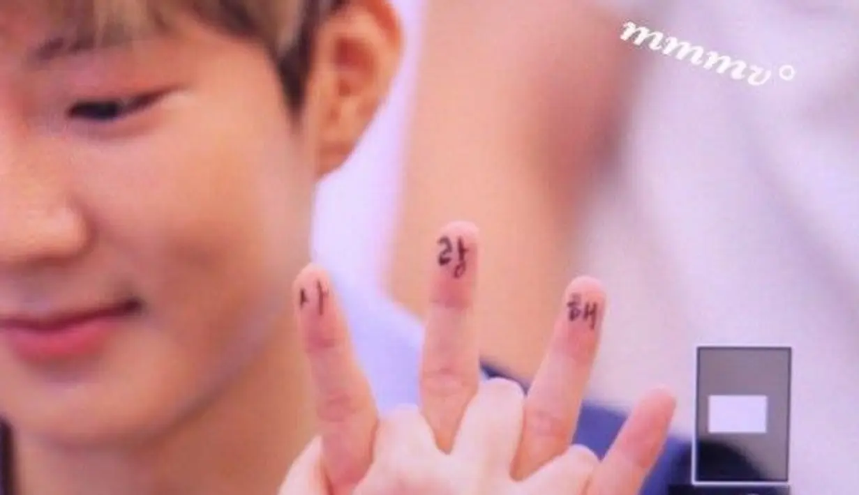Saat acara fan signing, Lee Seung Hoon sengaja menulis saranghae di jarinya. Jadi saat ia dan penggemarnya melakukan high five, para Inner Circle bisa membaca cinta di jarinya. (Foto: kpopmap.com)