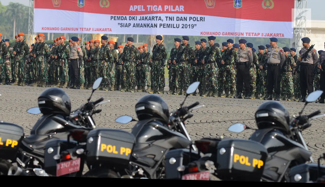 Prajurit TNI dan Polri mengikuti apel tiga pilar pengamanan pemilu serentak di Lapangan Monas, Jakarta, Rabu (27/2). Pemprov DKI menggelar apel siaga pengamanan Pemilu 2019 pada 17 April  mendatang bersama Polri dan TNI. (Merdeka.com/Imam Buhori)