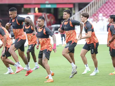 Pemain persija Jakarta saat latihan resmi jelang laga melawan Persis Solo pada pekan ke-30 BRI Super League di Stadion Utama Gelora Bung Karno SUGBK), Jakarta, pada Minggu (26/4/2026). Menjamu Persis Solo pada pekan ke-30 BRI Super League 2025/2026 di Stadion Utama Gelora Bung Karno (SUGBK), Jakarta, Persija Jakarta membutuhkan poin penuh untuk menjaga asa meraih gelar juara. (Bola.com/Abdul Aziz)