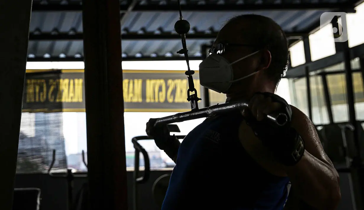 Pengunjung berolahraga di tempat pusat kebugaran Mark Gym di kawasan Tebet, Jakarta, Selasa (5/10/2021). Pemerintah akhirnya membolehkanfitness center kembali beroperasi selama perpanjangan PPKM hingga 18Oktober 2021.  (Liputan6.com/Faizal Fanani)