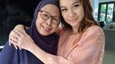 Momen itu juga jadi kesempatan untuk berkumpul dengan BCL. Tampak BCL memeluk ibu mertuanya.  (instagram.com/bclsinclair)
