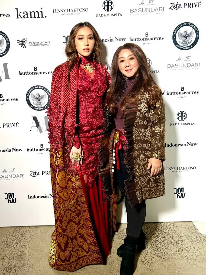Lenny Hartono Pamer Kain Songket Lewat Koleksinya di New York Fashion Week