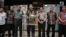 Menko Polhukam Wiranto (tengah) memberi keterangan usai rapat di Kemenkopolhukam, Jakarta, Jumat (6/10). Dalam kesempatan itu turut hadir Kepala Badan Intelijen Negara (BIN) Budi Gunawan serta Menhan Ryamizard Ryacudu. (Liputan6.com/Faizal Fanani)
