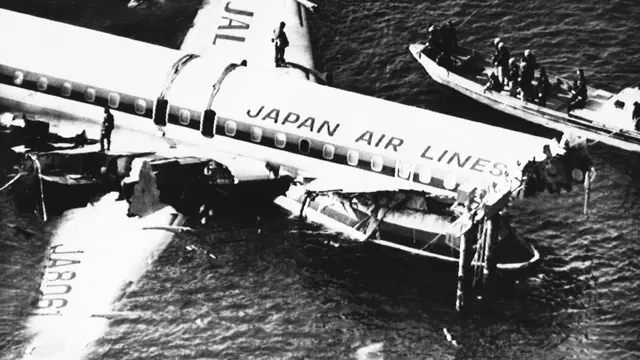 Pesawat Japan Airlines Flight 350 (JA8061) jatuh di perairan dangkal Tokyo Bay (Teluk Tokyo) Jepang. (AP)