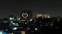 Lebih dari 65 hotel bintang tiga sampai lima di Yogyakarta dan Sleman membagikan tanda cinta dengan menyalakan lampu kamar. (Liputan6.com/ Switzy Sabandar)