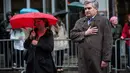 Usai upacara peringatan setahun terjadinya Boston Marathon Bom, beberapa warga terdiam mengenang sambil berdoa di lokasi terjadinya ledakan kedua Bom Boston, (15/4/14) (AFP/Andrew Burton)