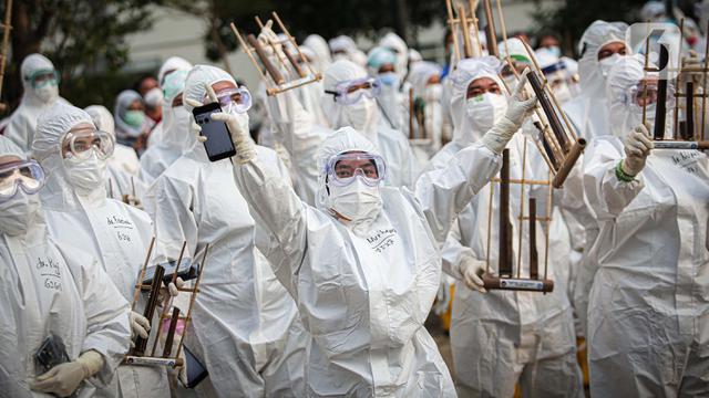 FOTO: Nakes dan Pasien COVID-19 Main Angklung Peringati 1 Tahun RSDC Wisma Atlet