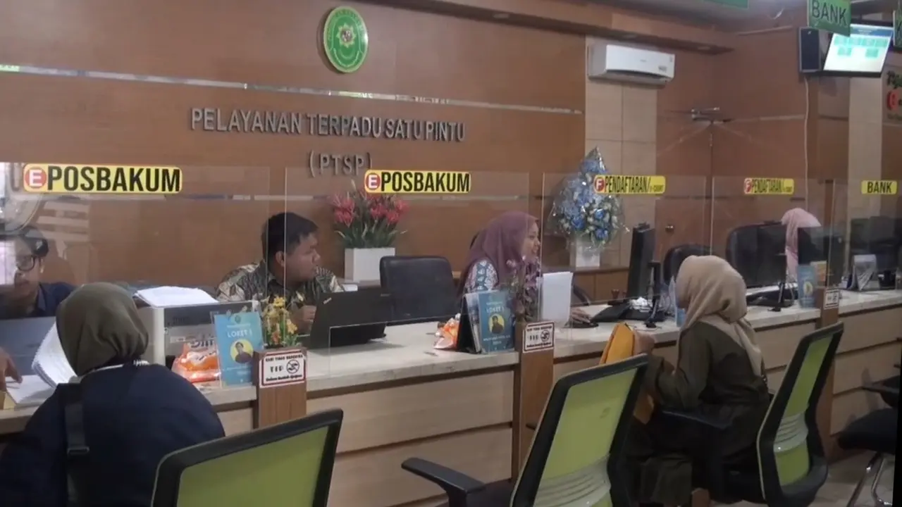 Petugas Pengadilan Agama Kota Depok memberikan pelayanan terhadap masyarakat yang meminta pelayanan di Pengadilan Agama Kota Depok. (Liputan6.com/Dicky Agung Prihanto)