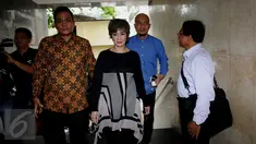 Penyanyi Reza Artamevia mendatangi Ditreskrimum Polda Metro Jaya, Jakarta, Senin (26/9). Reza Artamevia dipanggil untuk dimintai keterangan sebagai saksi atas kasus dugaan asusila yang dilakukan Gatot Brajamusti. (Liputan6.com/Gempur M Surya)