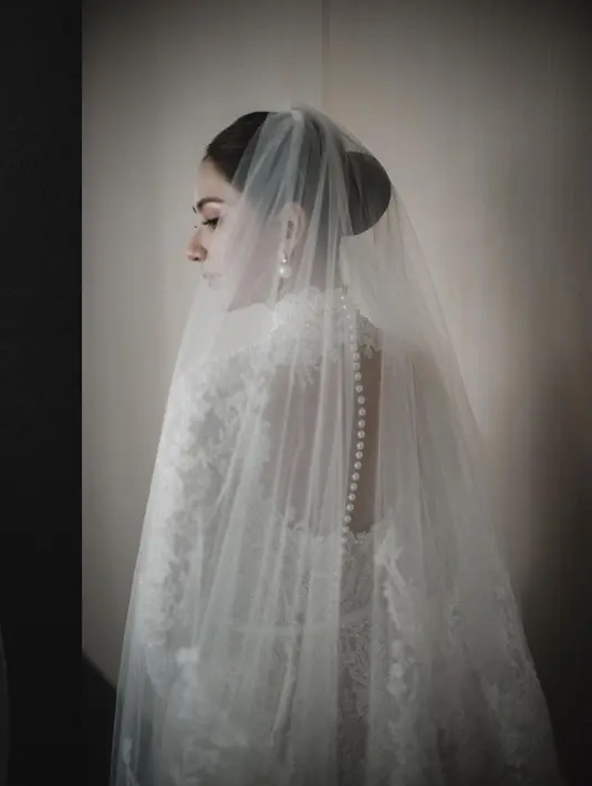 Gaun sexy back juga terlihat dalam wedding gown Jessica Mila pada bagian belakangnya. [Foto: Instagram @thebridestory]