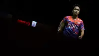 Pebulutangkis tunggal putra Indonesia, Anthony Sinisuka Ginting bertanding melawan pebulutangkis tunggal putra China, Shi Yu Qi saat laga 16 besar Indonesia Masters 2023 di Istora Senayan, Jakarta, Kamis (26/01/2023). Anthony Sinisuka Ginting kalah dua game langsung, 19-21, 16-21. (Bola.com/Bagaskara Lazuardi)