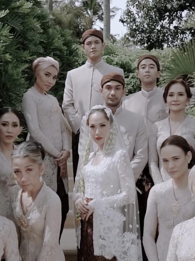 Pesona Keluarga Ashraf Sinclair Saat Hadir ke Pernikahan Bunga Citra Lestari