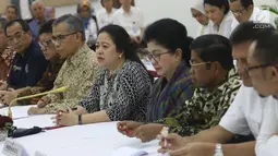 Menko PMK, Puan Maharani bersama sejumlah menteri menggelar jumpa pers terkait cuti bersama Lebaran 2018 di Kemenko PMK, Senin (7/5). Adapun cuti bersama dimulai pada 11, 12, 13 dan 14 Juni 2018 dan 18, 19, 20 Juni 2018. (Liputan6.com/Angga Yuniar)